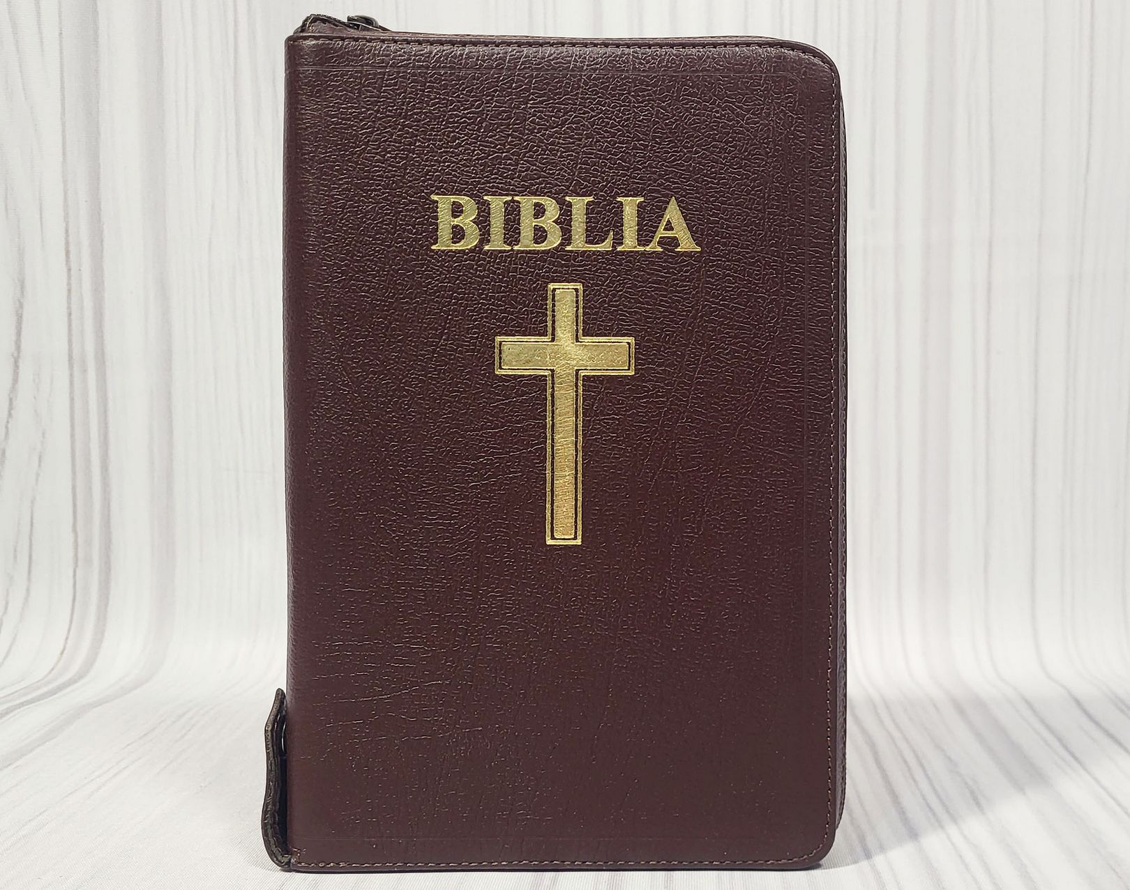 Biblia Rom 077 ZTI FIB – Brown Cross