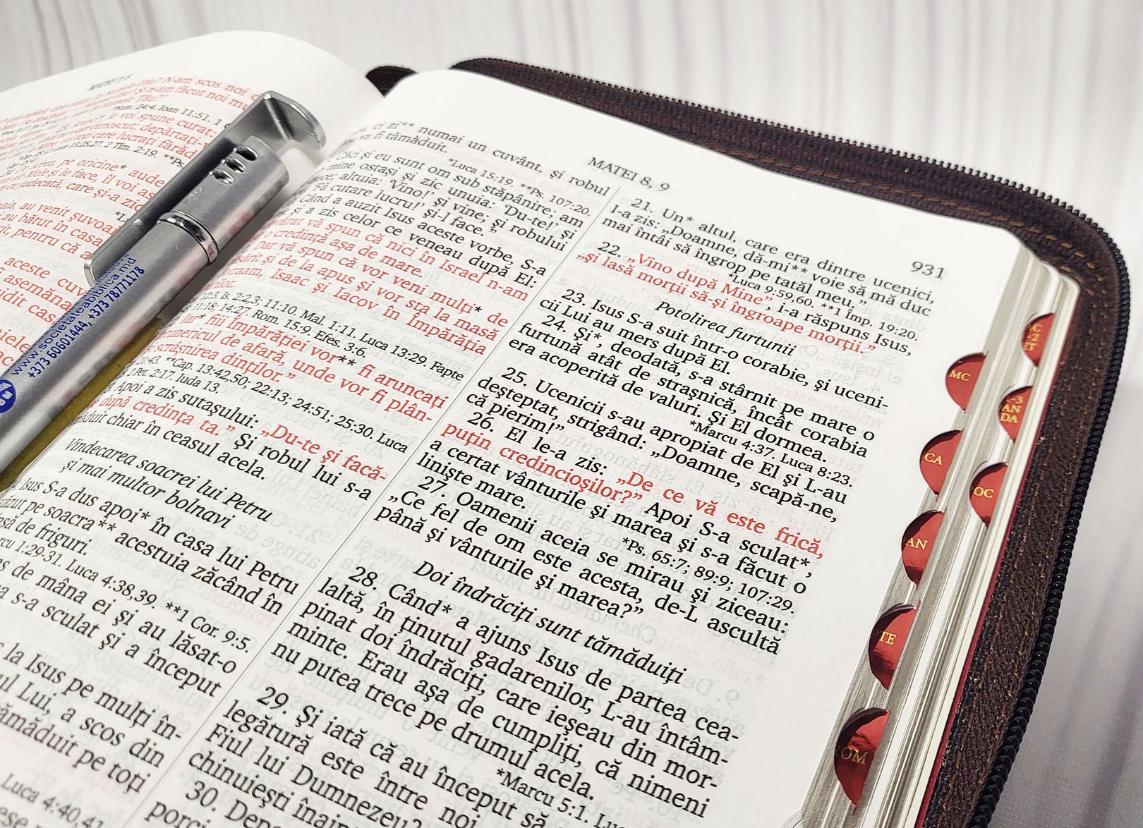 Biblia Rom 077 ZTI FIB – Brown Cross